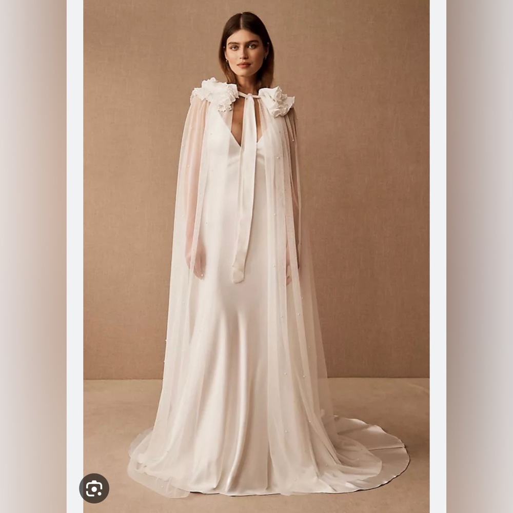 ISO Sleeper Snow White Ruffle Collar Pearl Embellished Cape